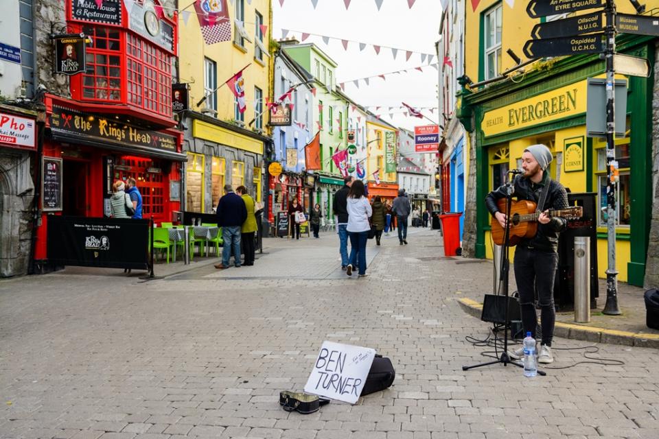 local-musician-playing-at-galway-street